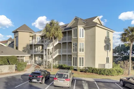 Ocean Views and Large Swimming Pool - Spectacular Beach Escape