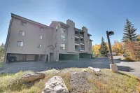 Breathtaking Mountain Views and Cozy Fireplace - Charming Outdoor Retreat