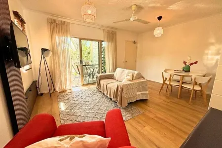 Cosy Apartment by the Beach - Holloways Beach, Cairns