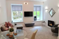 2 Bed Woodland Retreat - Garden & Free Parking - Homestays