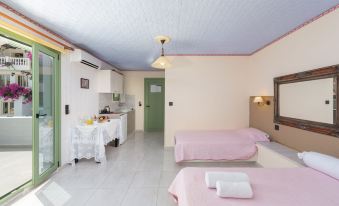 Apartment - Sleeps 10 - Parking - Garden - Pool