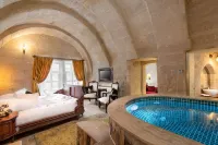 Elysion Cave Suites - Hot Tub