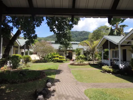 Hotel la Roussette Отели рядом с достопримечательностью «Майя Бич»