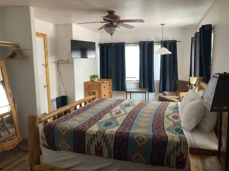 Creekside Lodge and Cabins Отели в г. Дьюи-Гумбольдт