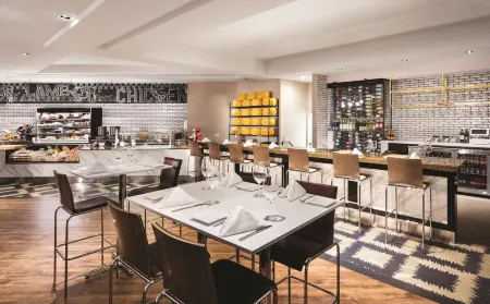 MGM Tower at Borgata Отели рядом с достопримечательностью «Hard Rock Giant Guitar»