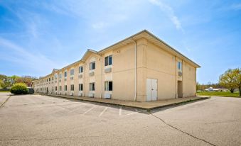LakeWood Inn & Suites