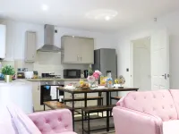 Tudors ESuites 4 Bedroom House with Garden Hotel a Smethwick