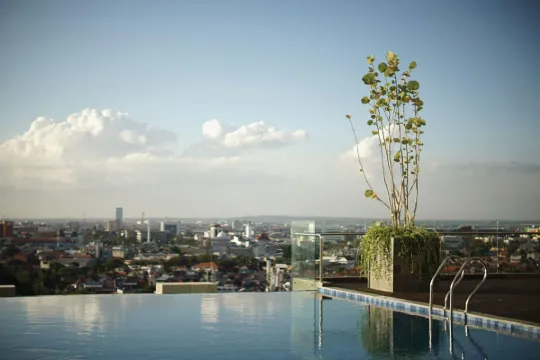 Infinity Pool Hotel Platinum Surabaya