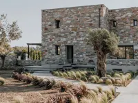 Onym Curated Villas โรงแรมใกล้จุดตั้งแคมป์ Plaka Camping