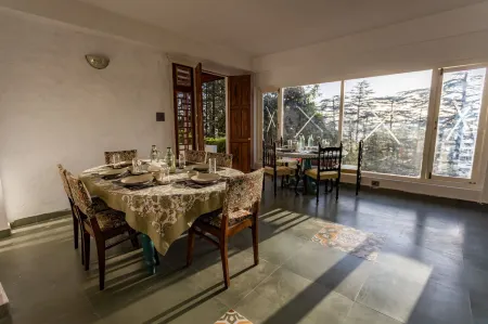 Seclude Shimla, Taraview Отели рядом с достопримечательностью «Kotkhai Palace»