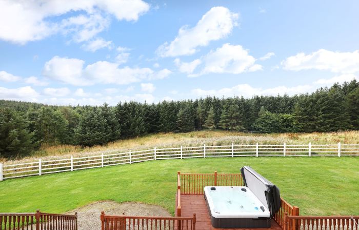 Joivy Greenknowes Lodge with Hot Tub and Wood Burning Stove