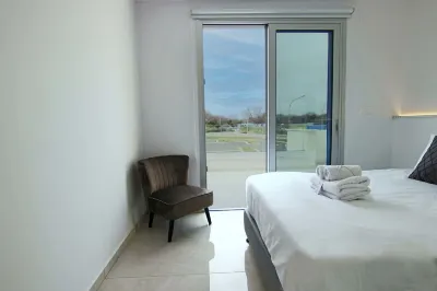 Phaedrus Living: Seaside Deluxe Flat Harbour 106 Hotels in 