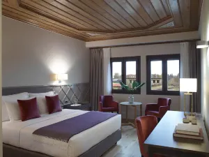 The Lake Hotel