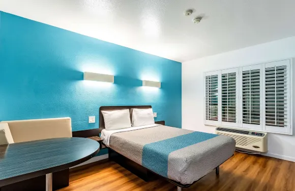 芳泉谷亨廷頓海灘區6號汽車旅館