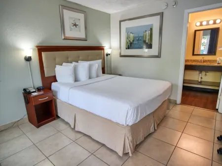 Clearwater Beach Hotel Отели рядом с достопримечательностью «Клируотер Кантри Клаб»