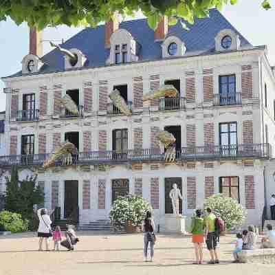 Logis Hôtel Restaurant LE MONARQUE Hotel Exterior