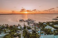 Valentines Resort & Marina فنادق في دومور تاون