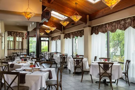 Meadowbrook Inn Отели рядом с достопримечательностью «Мозес Кон Манор»