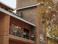 Bayil Breeze Hotel & Restaurant Hoteles cerca de Plaza de la Bandera Nacional