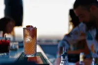 Studios Vrettos Beachfront Hotel - Quầy bar
