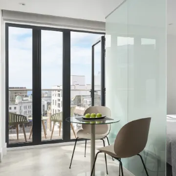 Q Square by Supercity Aparthotels Отели рядом с достопримечательностью «Культурно-развлекательный центр Komedia»