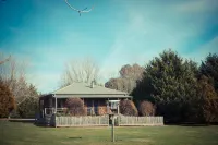 Sanctuary Park Cottages - Homestays