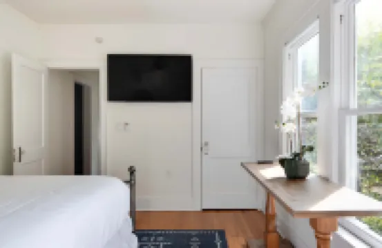 Charming Retreat with Private Balcony and Garden Oasis - Gorgeous Escape