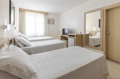Hotel Dos Açores Отели рядом с достопримечательностью «Paróquia São Sebastião»