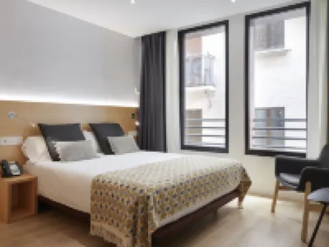 Hostal Arriazu Hotels near Tramontana