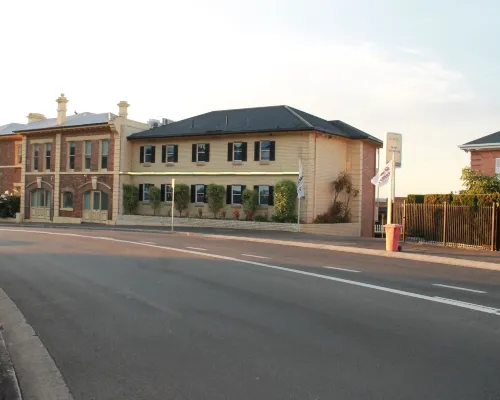 Coach House Launceston Hotel dekat Jam Kota