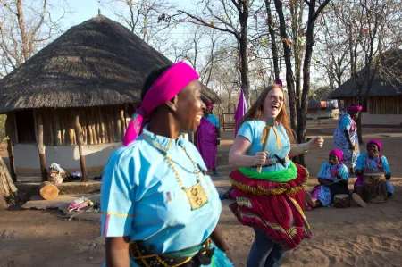 Baleni Cultural Camp Отели рядом с достопримечательностью «Masingita Mall»