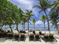 Playa Palms Beach Hotel Отели рядом с достопримечательностью «Пляжный клуб Kool»