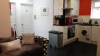 Private on Suites- Private Bathroom Every Room-1 Bus to Heathrow Airport - Parkering