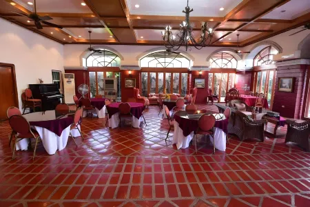 Ang Tahanan ni Aling Meding Hotel Отели рядом с достопримечательностью «Bato Springs»