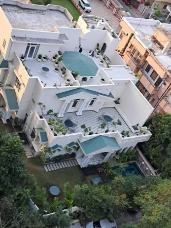 Laalee Отели рядом с достопримечательностью «Бапу Базар»