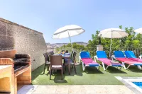 Ta Guljetta Villa Sleeps 8 with Pool - parking