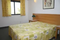 Quinta Das Figueirinhas & Quintinha Village Hotel dekat Praia da Senhora da Rocha