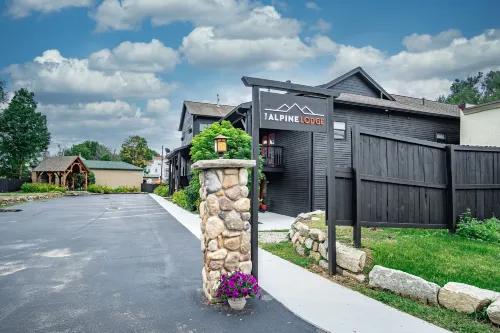 The Alpine Lodge Hotel a Chestertown