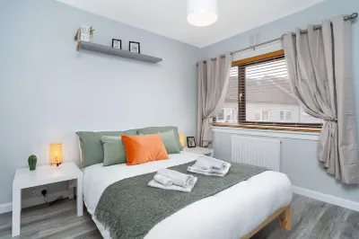 3 Bedroom House - Free Parking Hotels in 
