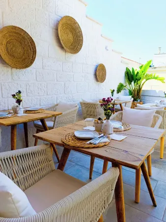 Palazzo CAVÌ Отели рядом с достопримечательностью «Greetings from Mola di Bari»