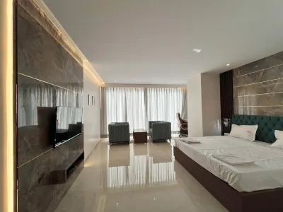 Galaxy Club & Hotel Hoteles cerca de Riyaz General Store