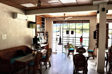 Maayaa Inn by Ganges