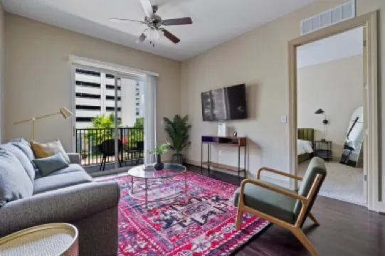 Stylish Urban Retreat with Open-Air Balcony - Cozy and Inviting Hotels in 