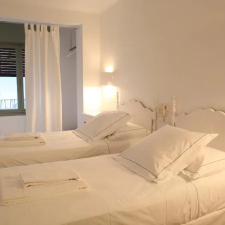 Hostal Juanita Отели рядом с достопримечательностью «Пуэрто де Ибиса»