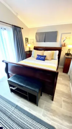 The Reel Time on the Flint River houseboat. Отели в г. Бейнбридж