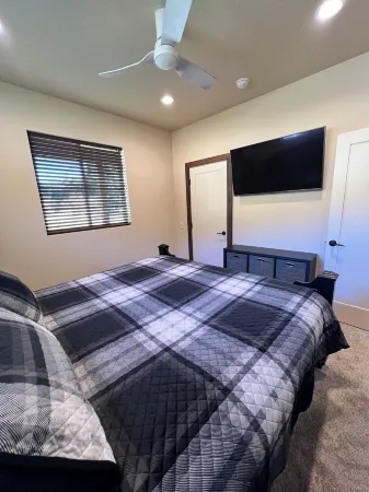 Charming newer 2-bedroom house with WiFi, Dish TV in Pine with wrap around deck.