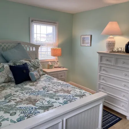 Delightful Oceanside Home Steps to Tranquil Beach: Soak up the Sun and Seabreeze