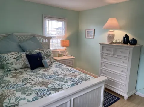 Delightful Oceanside Home Steps to Tranquil Beach: Soak up the Sun and Seabreeze