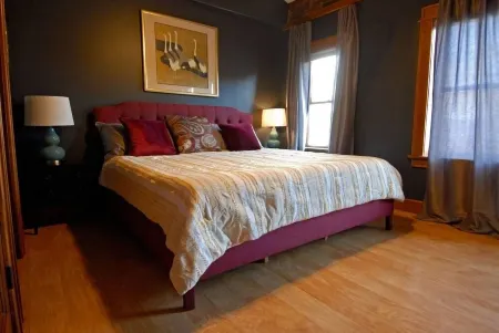 "City View " King Bed Retreat in Bloomington"
