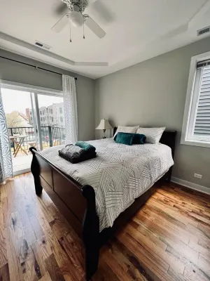 Spacious brand new condo - 15 min from downtown Chicago! Sleeps 6 월마트 슈퍼센터 주변 호텔